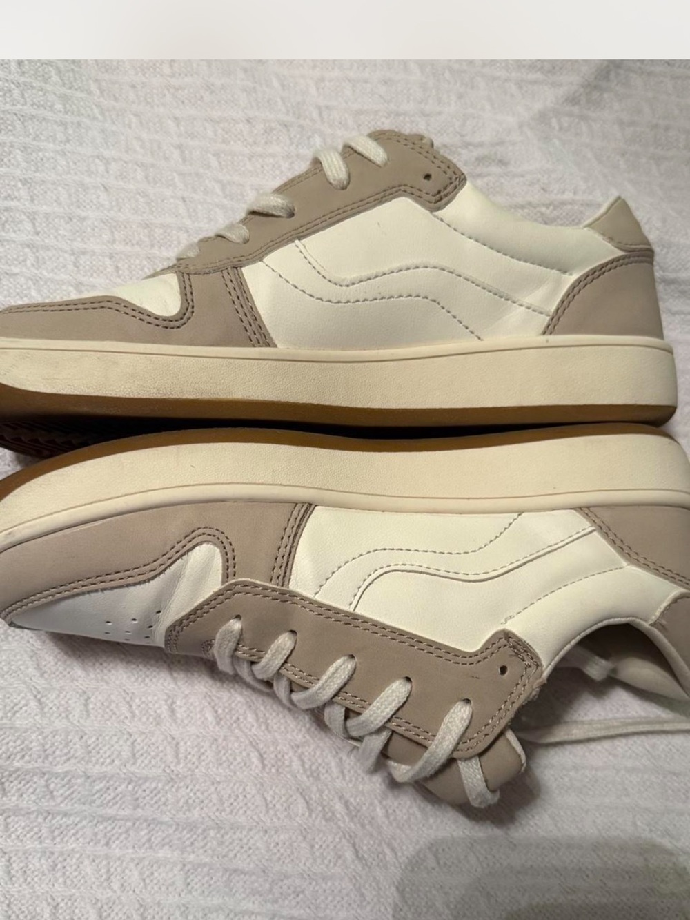 American Eagle Outfitters Low-Top Sneakers in Cream and Taupe